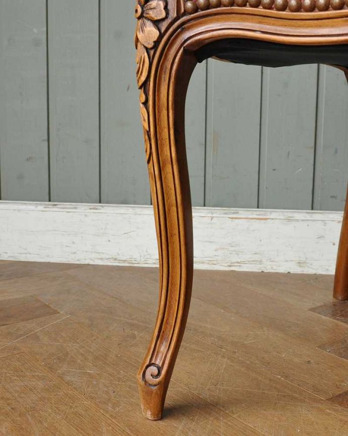 サロンチェア アンティーク チェア フランス生まれのサロンチェア、鮮やかなピンクのアンティークプチポワンチェア。移動もラクラクの理由は…Handleのアンティークチェアの脚の裏には、フェルトキーパーをお付けしていますので、持ち上げず床を滑らせてお使い頂けます。(j-609-c)