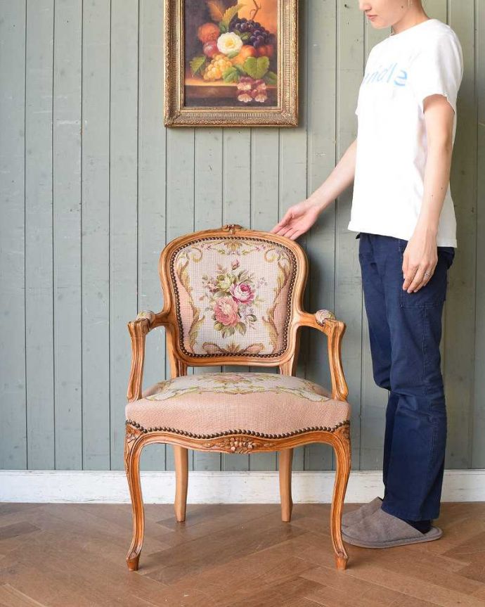 サロンチェア アンティーク チェア フランス生まれのサロンチェア、優雅な刺繍のピンクのアンティークプチポワンチェア。女性らしさたっぷり。(j-615-c)