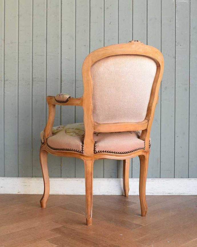 サロンチェア アンティーク チェア フランス生まれのサロンチェア、優雅な刺繍のピンクのアンティークプチポワンチェア。後ろ姿からも感じられる気品アンティークチェアは、新品ではないので経年変化によるキズはありますが、専門の職人が修復したので安心してお使い下さい。(j-615-c)