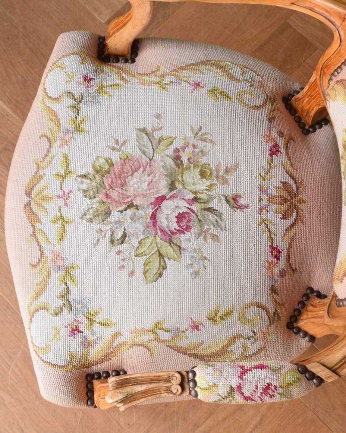 サロンチェア アンティーク チェア フランス生まれのサロンチェア、優雅な刺繍のピンクのアンティークプチポワンチェア。絵画のような美しさ手刺繍とは思えないほど、細かく美しい絵はまるで絵画の様です。(j-615-c)