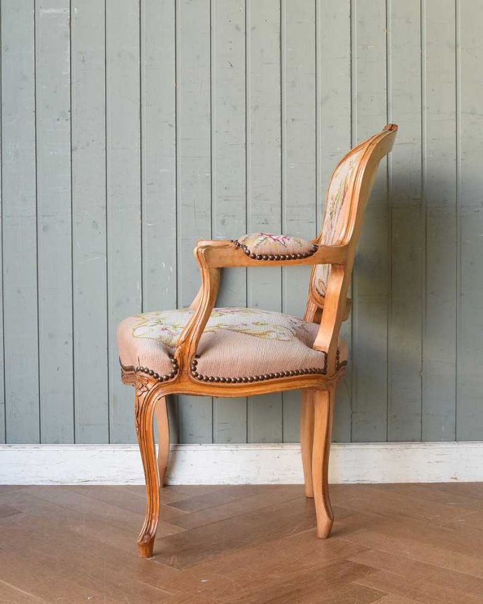サロンチェア アンティーク チェア フランス生まれのサロンチェア、優雅な刺繍のピンクのアンティークプチポワンチェア。気品の感じられる横顔横から見ても優雅さは同じく美しいです。(j-615-c)
