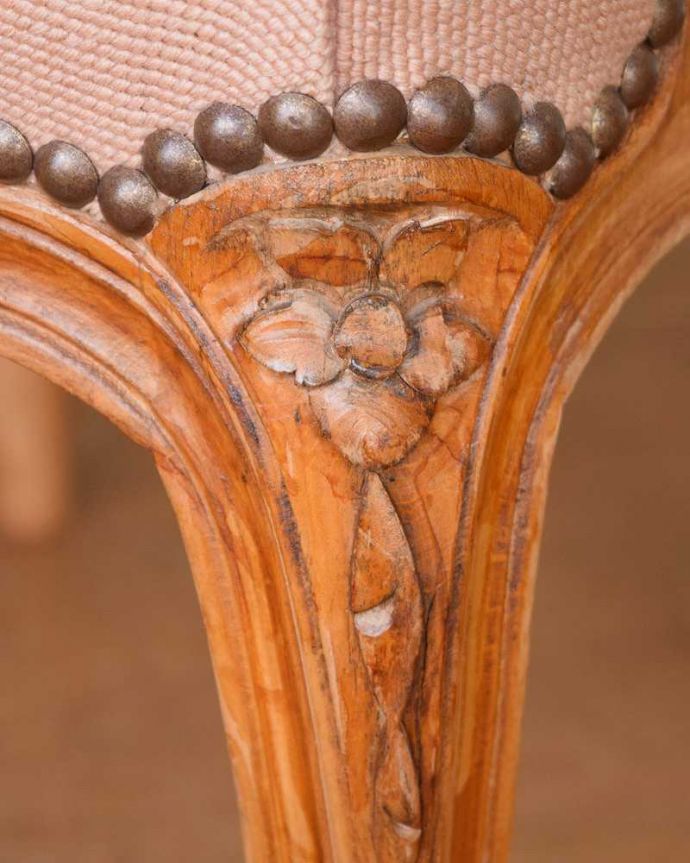 サロンチェア アンティーク チェア フランス生まれのサロンチェア、優雅な刺繍のピンクのアンティークプチポワンチェア。脚にも美しい彫があります。(j-615-c)