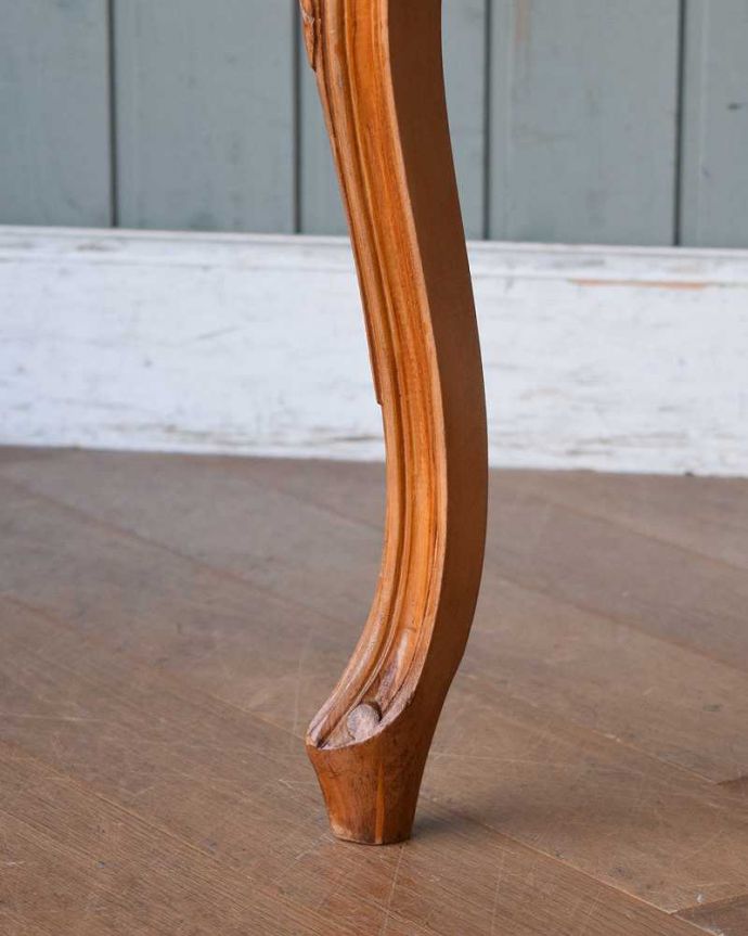 サロンチェア アンティーク チェア フランス生まれのサロンチェア、優雅な刺繍のピンクのアンティークプチポワンチェア。移動もラクラクの理由は…Handleのアンティークチェアの脚の裏には、フェルトキーパーをお付けしていますので、持ち上げず床を滑らせてお使い頂けます。(j-615-c)