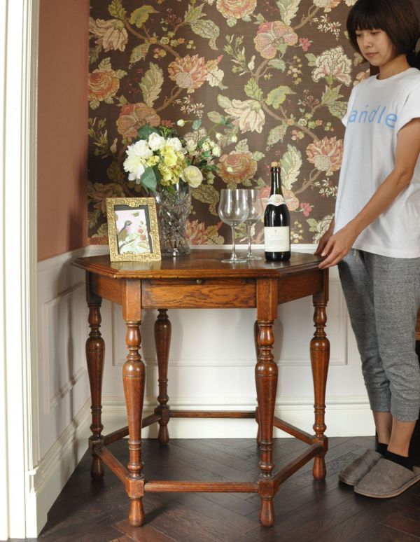 ロイドテーブル　アンティーク家具　天板が機能的な英国のアンティーク家具、オーク材のオケージョナルテーブル 。お部屋に置いてあるだけでオシャレな空気に！パソコンデスクにもピッタリです。(j-692-f-2)