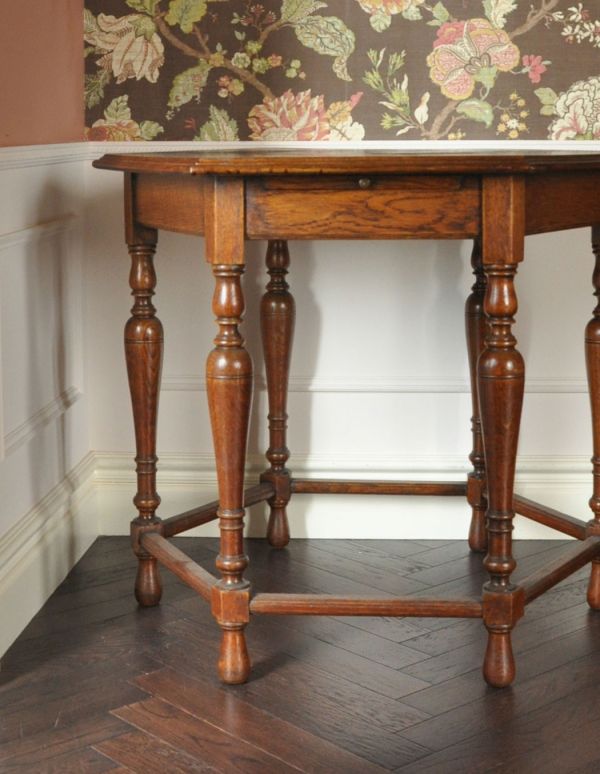 ロイドテーブル　アンティーク家具　天板が機能的な英国のアンティーク家具、オーク材のオケージョナルテーブル 。お部屋の片隅に置いてあるだけでオシャレな空気に！。(j-692-f-2)