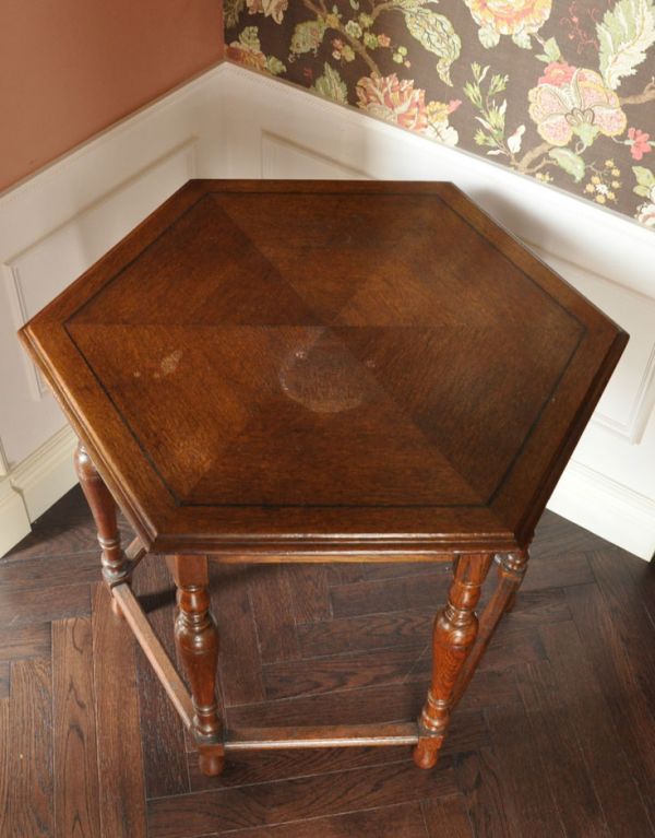 ロイドテーブル　アンティーク家具　天板が機能的な英国のアンティーク家具、オーク材のオケージョナルテーブル 。木目で作られたオシャレな模様の天板。(j-692-f-2)