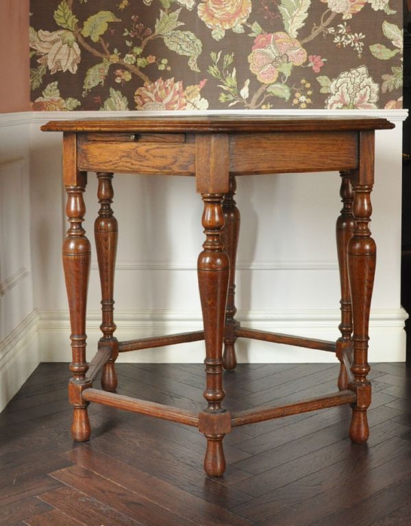 ロイドテーブル　アンティーク家具　天板が機能的な英国のアンティーク家具、オーク材のオケージョナルテーブル 。脚の美しさが自慢のテーブル！横から見るとこんな感じです。(j-692-f-2)