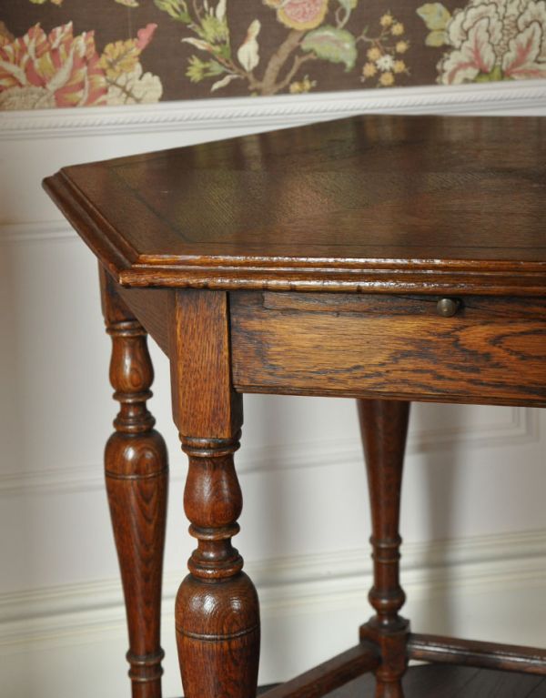 ロイドテーブル　アンティーク家具　天板が機能的な英国のアンティーク家具、オーク材のオケージョナルテーブル 。角もキレイな状態です。(j-692-f-2)