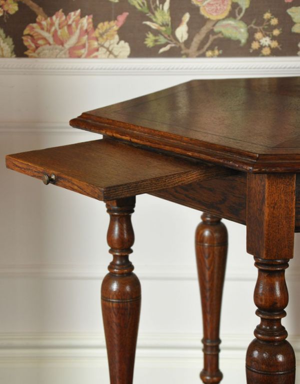 ロイドテーブル　アンティーク家具　天板が機能的な英国のアンティーク家具、オーク材のオケージョナルテーブル 。小さな取っ手を引くだけなので簡単に引き出せます。(j-692-f-2)