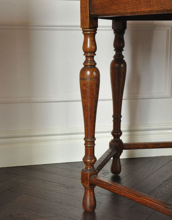 ロイドテーブル　アンティーク家具　天板が機能的な英国のアンティーク家具、オーク材のオケージョナルテーブル 。まっすぐ伸びた脚です。(j-692-f-2)