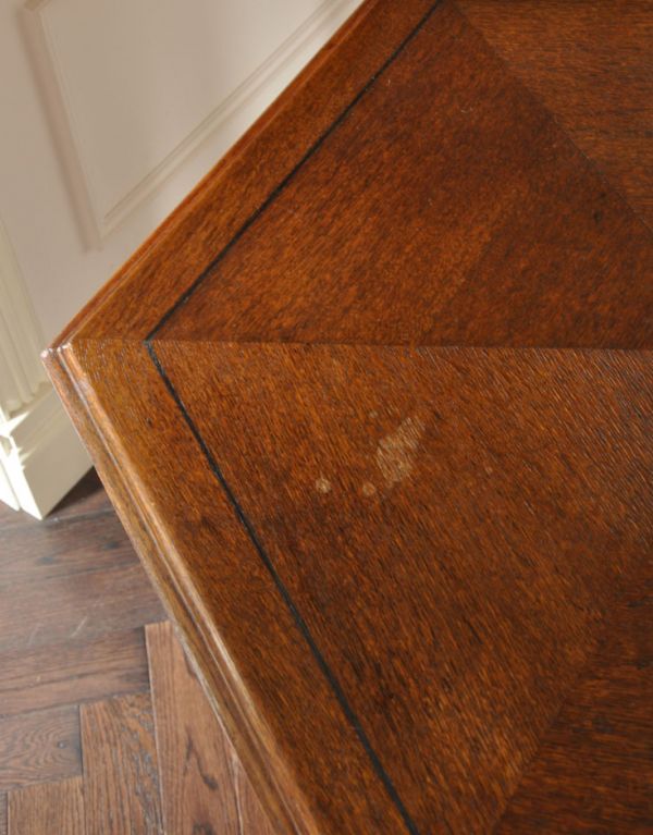 ロイドテーブル　アンティーク家具　天板が機能的な英国のアンティーク家具、オーク材のオケージョナルテーブル 。専門の職人によってお直ししていますが、アンティークは新品ではありません。(j-692-f-2)