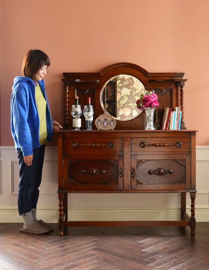 アンティークのキャビネット　アンティーク家具　重厚感あるアンティークの英国家具、丸い鏡付きのサイドボード。ミラーとキャビネットが１つになったとっても便利なアンティーク。(j-774-f-1)