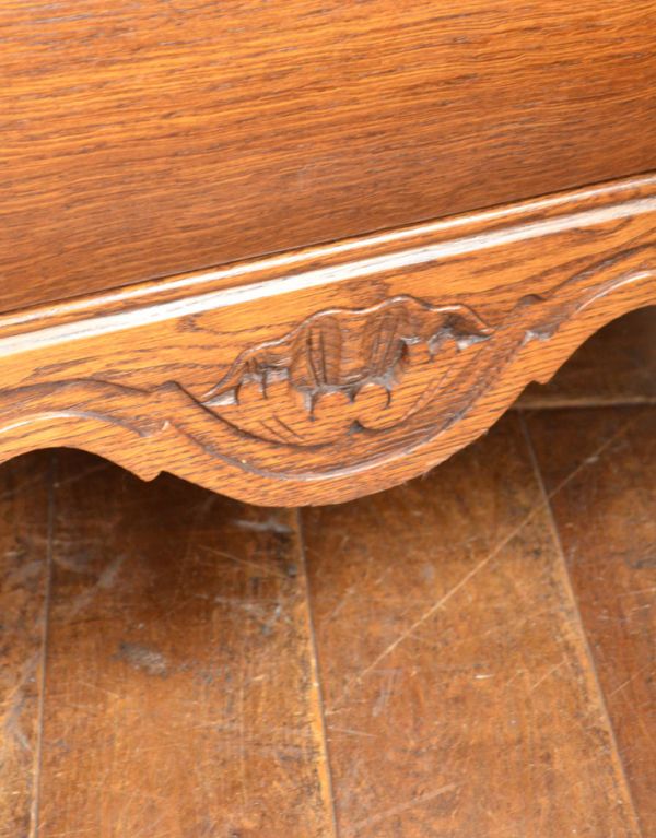 アンティークのチェスト　アンティーク家具　南フランススタイルの優雅なアンティーク家具、小ぶりな３段チェスト（コモード）。隅々まで繊細な彫があります。(j-809-f)