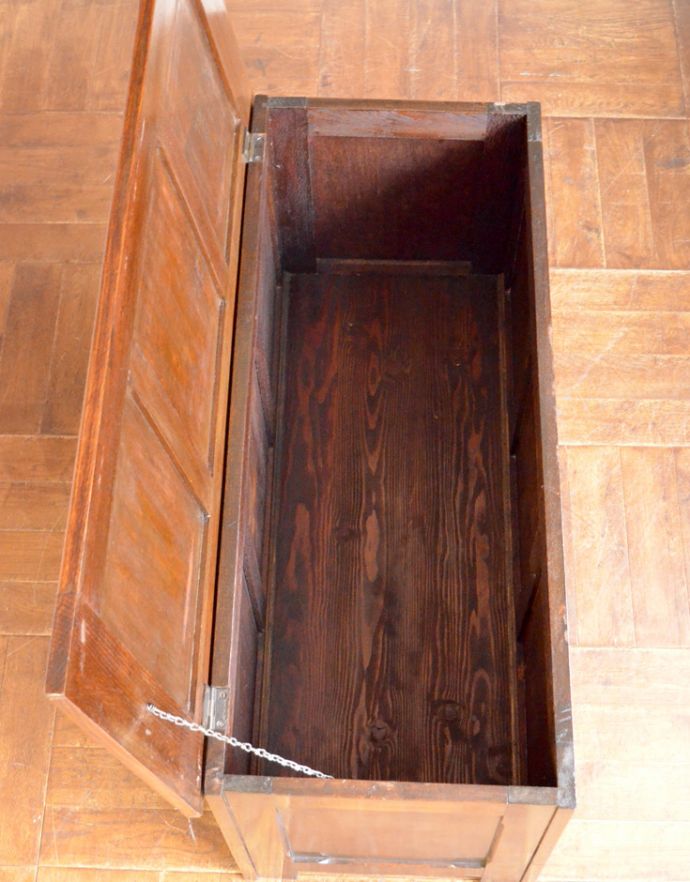 ブランケットボックス・収納ボックス アンティーク家具 1920年代のアンティーク英国家具、ベンチにも使えるコファー。フタを開くと・・・本やクッション、ブランケットなど、リビングで散らかっているものの収納に大助かり!内側も美しい状態です。(j-944-f)