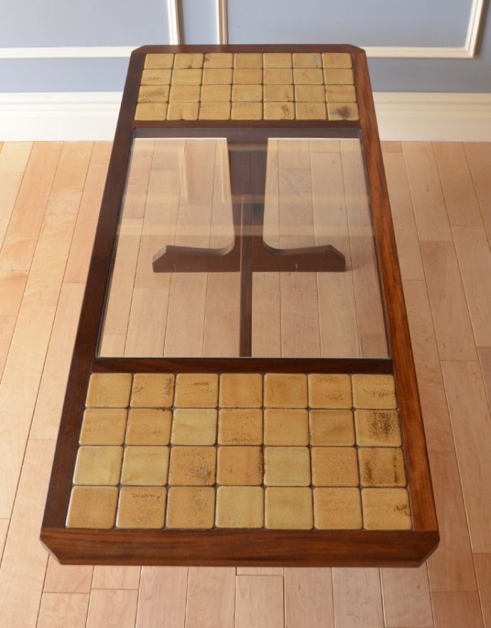 ロイドテーブル　アンティーク家具　1960年代のアンティーク コーヒーテーブル。天板はガラスとタイルの２つの雰囲気を楽しめます！どちらの天板も美しい状態です。(k-770-f-1)