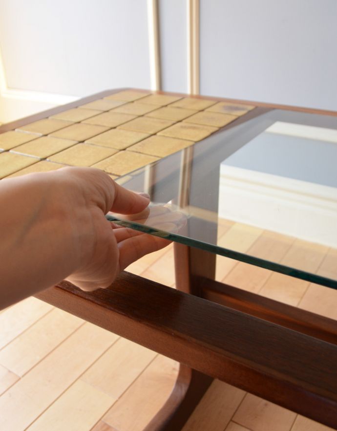 ロイドテーブル　アンティーク家具　1960年代のアンティーク コーヒーテーブル。ガラス部分は取り外しできるようになっているので、模様替えやお手入れの際も嬉しいですよね。(k-770-f-1)