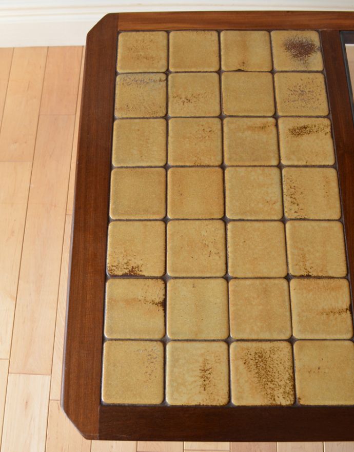 ロイドテーブル　アンティーク家具　1960年代のアンティーク コーヒーテーブル。優しいクリームイエローのタイル。(k-770-f-1)