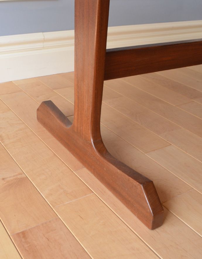 ロイドテーブル　アンティーク家具　1960年代のアンティーク コーヒーテーブル。キチンとお直ししてありますので、安定感のある脚です。(k-770-f-1)