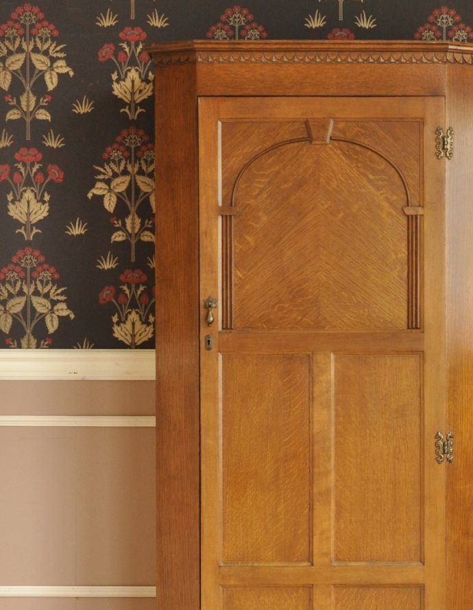 アンティークのキャビネット　アンティーク家具　英国のオシャレなアンティーク家具、明るい色のワードローブ。扉のワンポイントの装飾がとってもステキ！毎日開くたび上質な大人の気分を味わえます。(j-995-f-1)