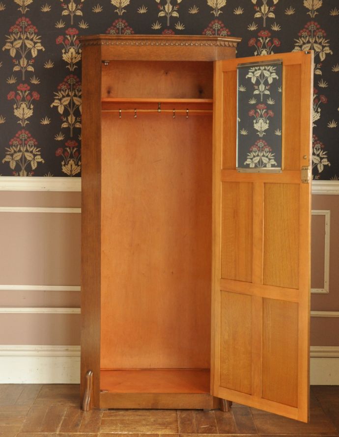 アンティークのキャビネット　アンティーク家具　英国のオシャレなアンティーク家具、明るい色のワードローブ。扉の中もボディと同じ色味で明るく仕上がっています。(j-995-f-1)