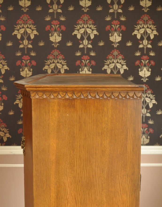 アンティークのキャビネット　アンティーク家具　英国のオシャレなアンティーク家具、明るい色のワードローブ。天板です。(j-995-f-1)