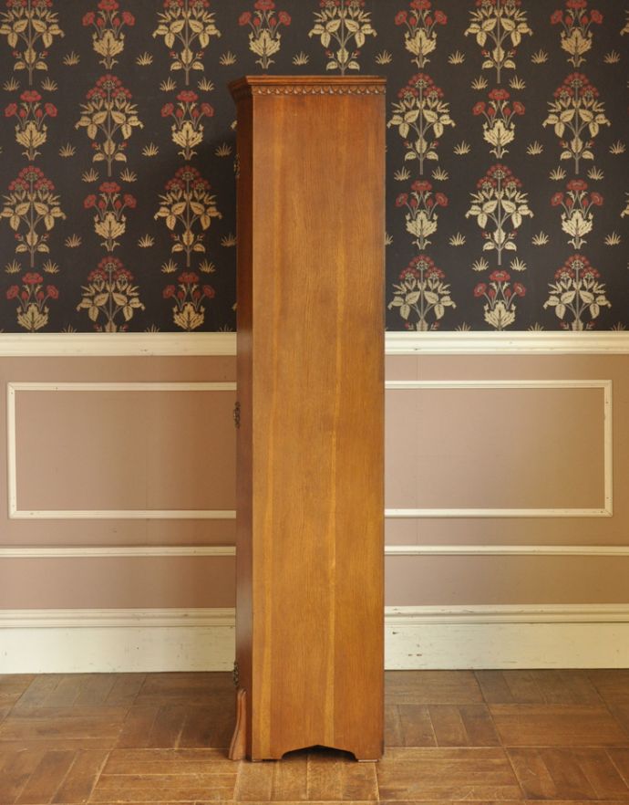 アンティークのキャビネット　アンティーク家具　英国のオシャレなアンティーク家具、明るい色のワードローブ。サイドから見てもキレイな状態です。(j-995-f-1)