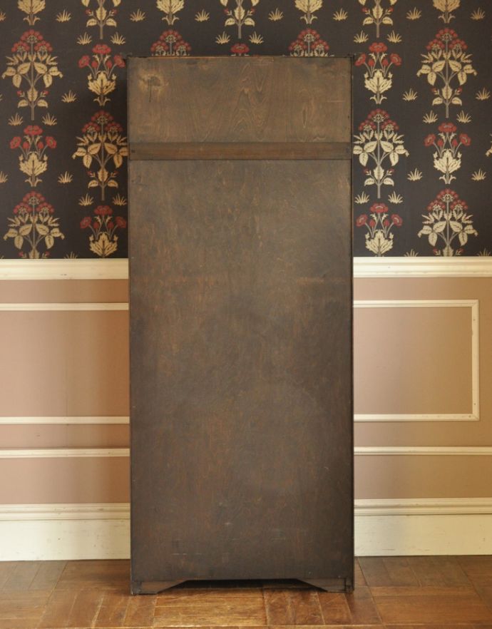 アンティークのキャビネット　アンティーク家具　英国のオシャレなアンティーク家具、明るい色のワードローブ。きちんとメンテナンスしているので後ろから見ても美しいです。(j-995-f-1)