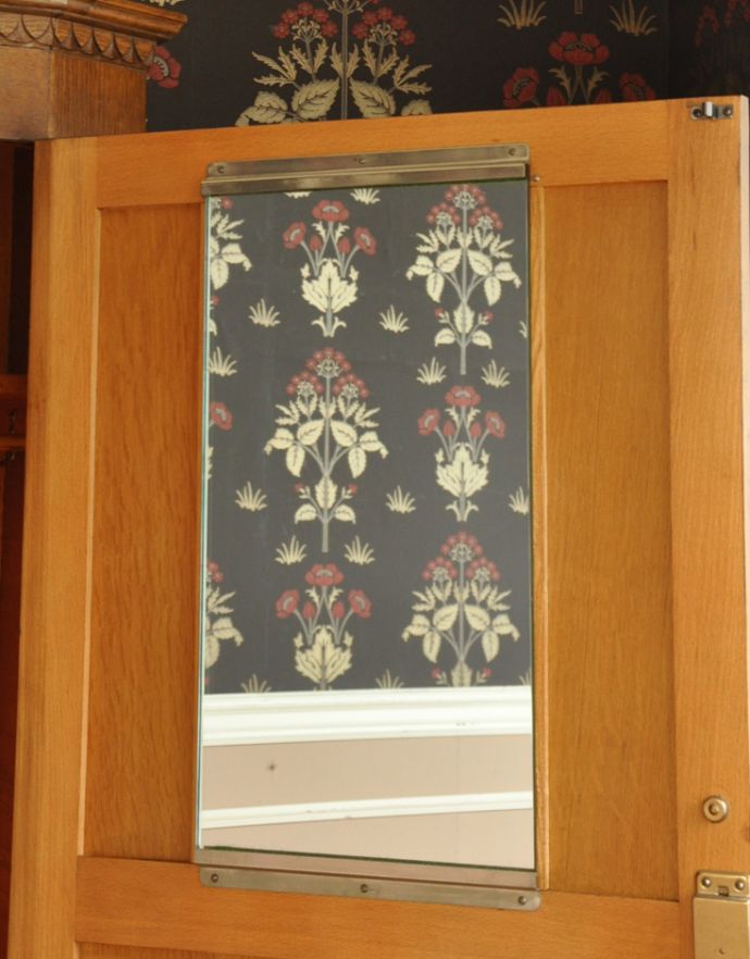 アンティークのキャビネット　アンティーク家具　英国のオシャレなアンティーク家具、明るい色のワードローブ。身だしなみチェックも出来る長方形のミラー付きです！【 ミラー 】幅26×高さ46cm。(j-995-f-1)