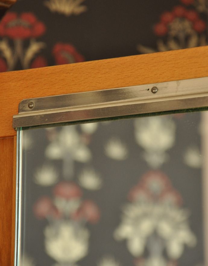 アンティークのキャビネット　アンティーク家具　英国のオシャレなアンティーク家具、明るい色のワードローブ。ミラーはアンティークのもの。(j-995-f-1)