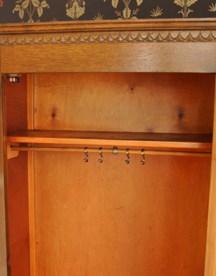 アンティークのキャビネット　アンティーク家具　英国のオシャレなアンティーク家具、明るい色のワードローブ。中もキレイにお直ししてありますので、何でも入れていただけます。(j-995-f-1)