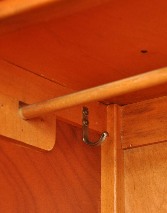 アンティークのキャビネット　アンティーク家具　英国のオシャレなアンティーク家具、明るい色のワードローブ。側面にもフックがあります。(j-995-f-1)