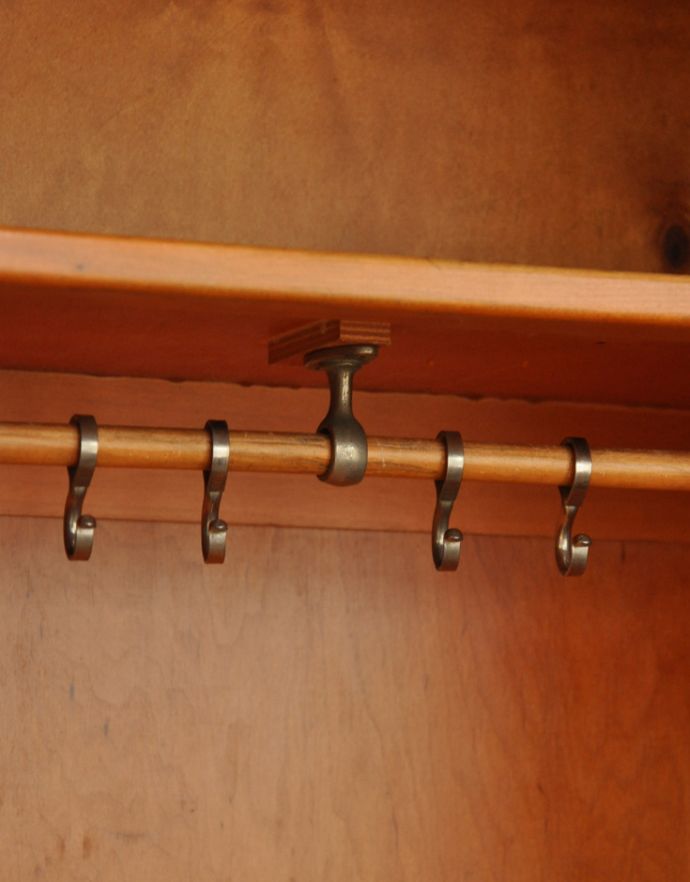 アンティークのキャビネット　アンティーク家具　英国のオシャレなアンティーク家具、明るい色のワードローブ。フックは全部で６つあります。(j-995-f-1)