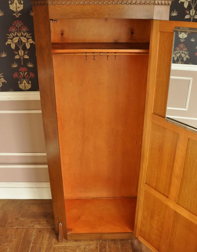 アンティークのキャビネット　アンティーク家具　英国のオシャレなアンティーク家具、明るい色のワードローブ。キャビネットの底まできれいな状態です。(j-995-f-1)