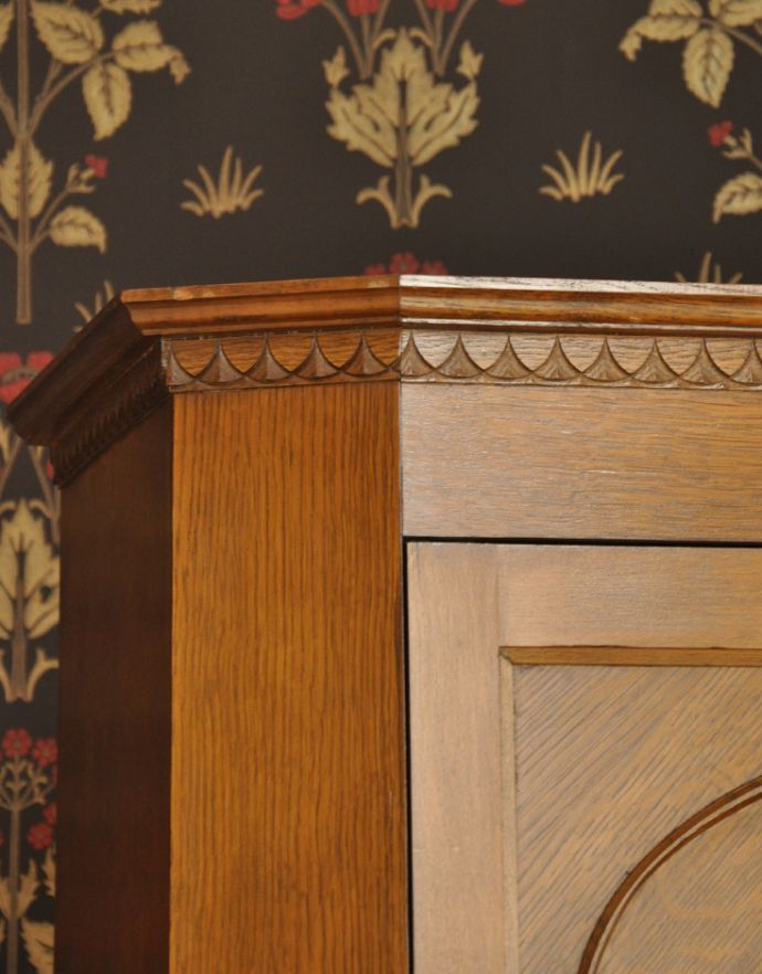 アンティークのキャビネット　アンティーク家具　英国のオシャレなアンティーク家具、明るい色のワードローブ。トップにはレースのような可愛らしいフリルのカッティングが施されています。(j-995-f-1)