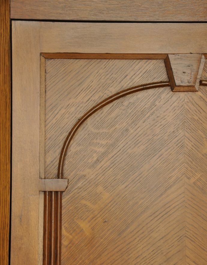 アンティークのキャビネット　アンティーク家具　英国のオシャレなアンティーク家具、明るい色のワードローブ。英国のワードローブは濃い色ばかりですが、今回は珍しいアップルパイ色です。(j-995-f-1)