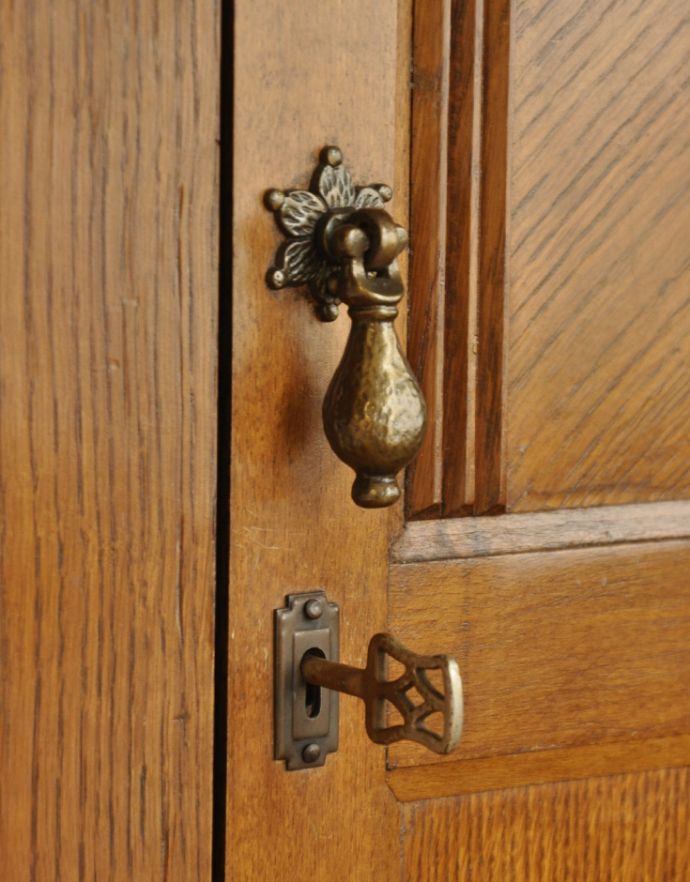 アンティークのキャビネット　アンティーク家具　英国のオシャレなアンティーク家具、明るい色のワードローブ。取っ手は落ち着いたドロップ形。(j-995-f-1)