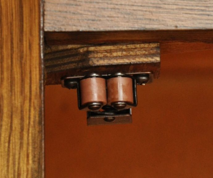 アンティークのキャビネット　アンティーク家具　英国のオシャレなアンティーク家具、明るい色のワードローブ。ローラーキャッチャーが付けてあるので、開閉が簡単です。(j-995-f-1)