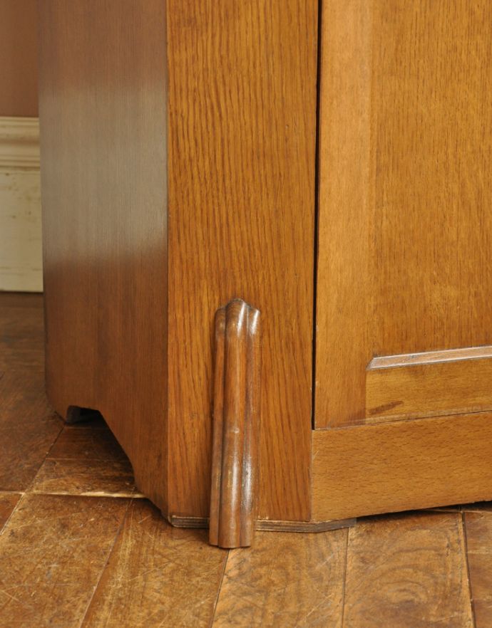 アンティークのキャビネット　アンティーク家具　英国のオシャレなアンティーク家具、明るい色のワードローブ。しっかり支えてくれる脚で、安定感バツグンです。(j-995-f-1)