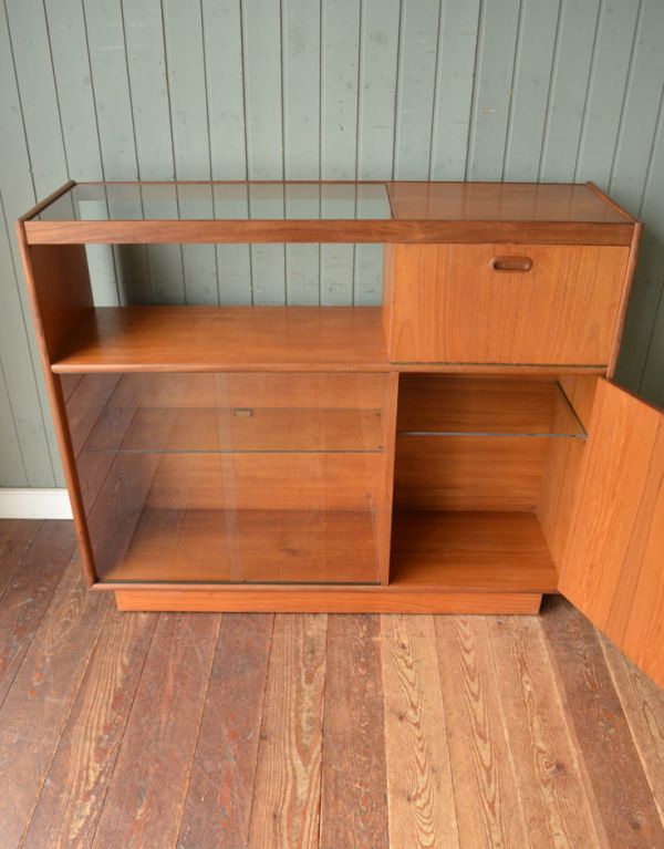 G-PLAN(Gプラン)　アンティーク家具　イギリスのヴィンテージ家具、カウンターにもなるGプランのキャビネット。扉内もボディと同じ、明るい色味で仕上がっています。(k-1000-f)