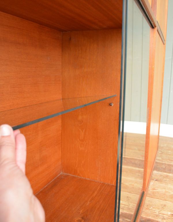 G-PLAN(Gプラン)　アンティーク家具　イギリスのヴィンテージ家具、カウンターにもなるGプランのキャビネット。扉内の棚板は取り外しが出来ます。(k-1000-f)