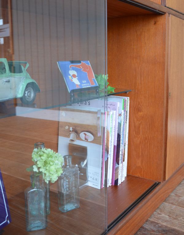 G-PLAN(Gプラン)　アンティーク家具　イギリスのヴィンテージ家具、カウンターにもなるGプランのキャビネット。雑誌やA4ファイルが入るほどの広々とした収納になっています。(k-1000-f)