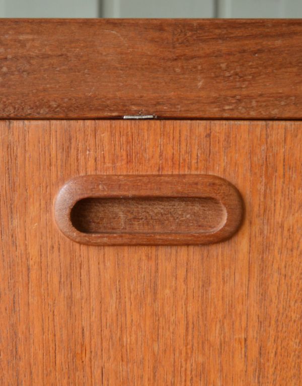 G-PLAN(Gプラン)　アンティーク家具　イギリスのヴィンテージ家具、カウンターにもなるGプランのキャビネット。シンプルでカッコいい取っ手。(k-1000-f)