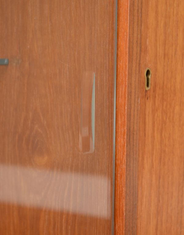 G-PLAN(Gプラン)　アンティーク家具　イギリスのヴィンテージ家具、カウンターにもなるGプランのキャビネット。ガラス扉にも彫り取っ手が付いています。(k-1000-f)