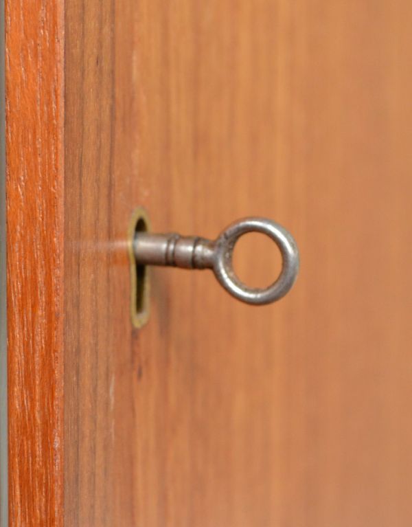 G-PLAN(Gプラン)　アンティーク家具　イギリスのヴィンテージ家具、カウンターにもなるGプランのキャビネット。右下にある木製の扉は、鍵が取っ手になります。(k-1000-f)