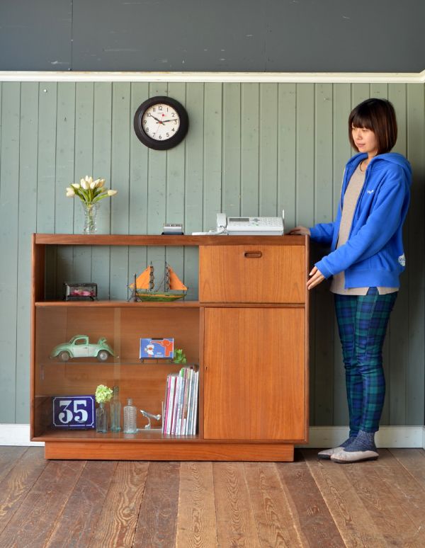 G-PLAN(Gプラン)　アンティーク家具　イギリスのヴィンテージ家具、カウンターにもなるGプランのキャビネット。ご自宅で使うのもいいですが、美容室や雑貨屋さんなどのショップカウンターとしてもおススメのキャビネットです。(k-1000-f)