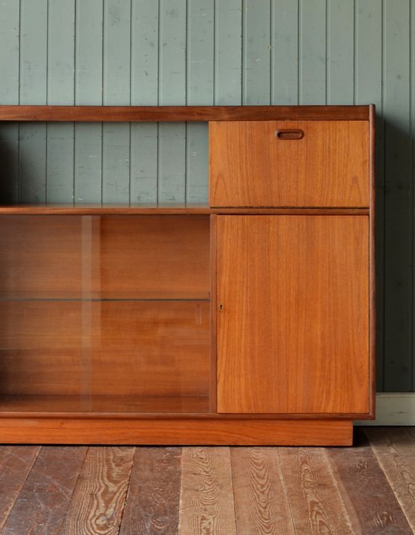 G-PLAN(Gプラン)　アンティーク家具　イギリスのヴィンテージ家具、カウンターにもなるGプランのキャビネット。北欧家具のお部屋にピッタリ！男女ともに人気のシンプルでスタイリッシュなインテリアです。(k-1000-f)