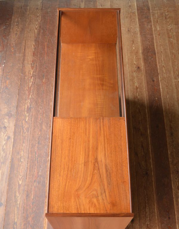 G-PLAN(Gプラン)　アンティーク家具　イギリスのヴィンテージ家具、カウンターにもなるGプランのキャビネット。天板もキレイに塗装を仕上げました。(k-1000-f)