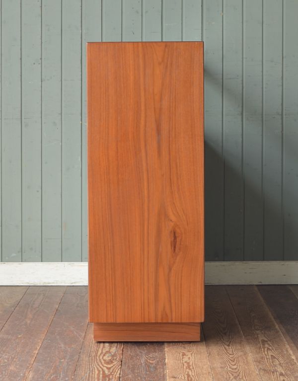 G-PLAN(Gプラン)　アンティーク家具　イギリスのヴィンテージ家具、カウンターにもなるGプランのキャビネット。サイドから見てもキレイな状態です。(k-1000-f)