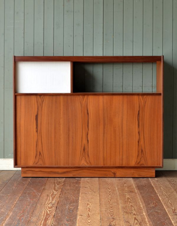 G-PLAN(Gプラン)　アンティーク家具　イギリスのヴィンテージ家具、カウンターにもなるGプランのキャビネット。キチンとメンテナンスしてあるので、裏側もキレイです。(k-1000-f)