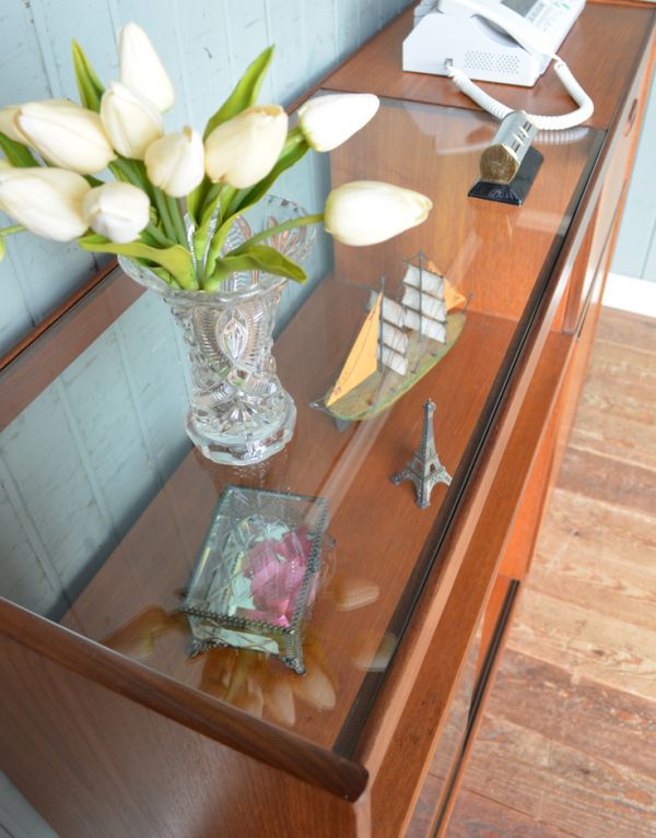 G-PLAN(Gプラン)　アンティーク家具　イギリスのヴィンテージ家具、カウンターにもなるGプランのキャビネット。天板は一部ガラス張りで仕上がっています。(k-1000-f)